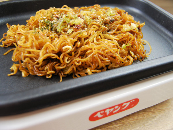 世界初の「ペヤングやきそば」専用ホットプレート！あまりの旨さに衝撃を受ける「焼きペヤングメーカー」レビュー