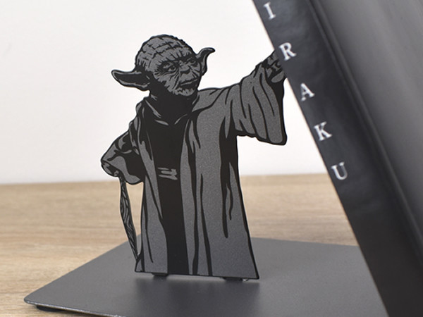 フォースの力で本が浮く!? Twitterで約11万「いいね」を獲得した「Star Wars Yoda Metal Bookend」レビュー