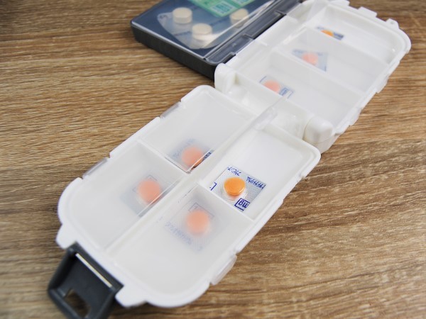 こんなに変形するとは… 1週間分のお薬をラクラク管理できる「ケータイ3段ケースMOホワイト＆グレー」