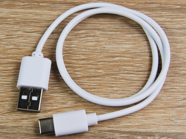暗い場所でも一目瞭然！ ベッドサイドに置いておくと便利な「急速充電対応Type-C蓄光コネクターケーブル」