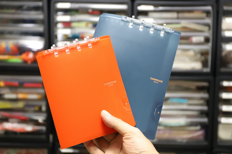 ↑A5・B5サイズを手に持ってみた。特にA5は、ルーズリーフバインダーとはとても思えないサイズだ