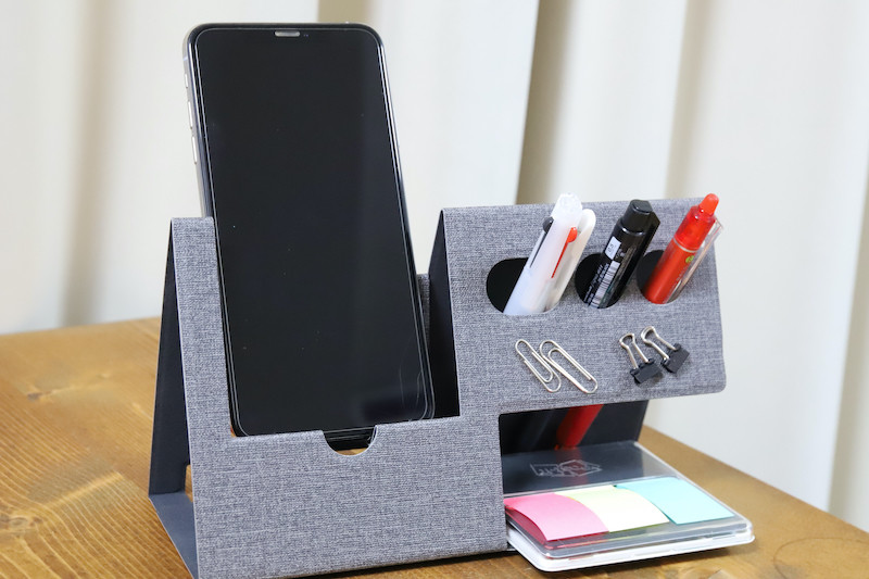 ↑ちょっとしたスペースにスマホ、筆記具3本に付箋やクリップ類がストックできる
