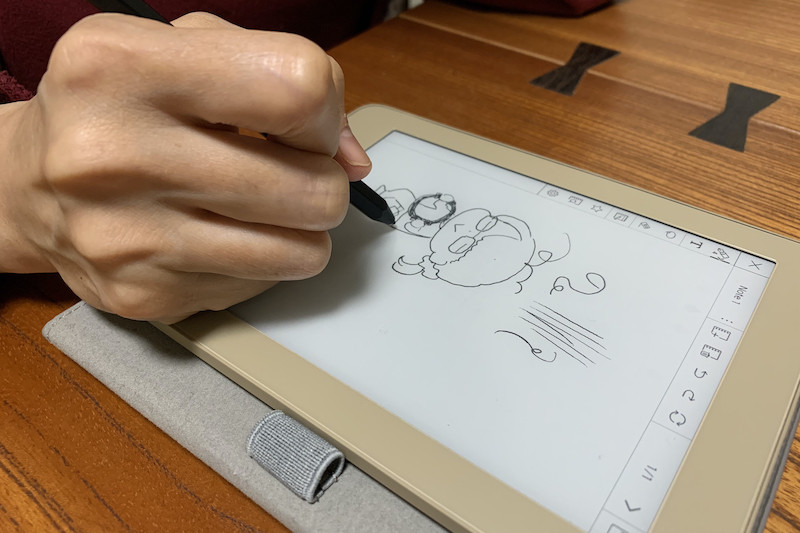↑日頃から液タブで漫画を描いている筆者の妻は、あっという間に慣れていた。「普通に書きやすいよ」とのこと