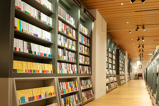↑書店コーナーの目玉ともいえる、通称「文学の廊下」。30mの大きな本棚には文芸作品だけが並ぶ