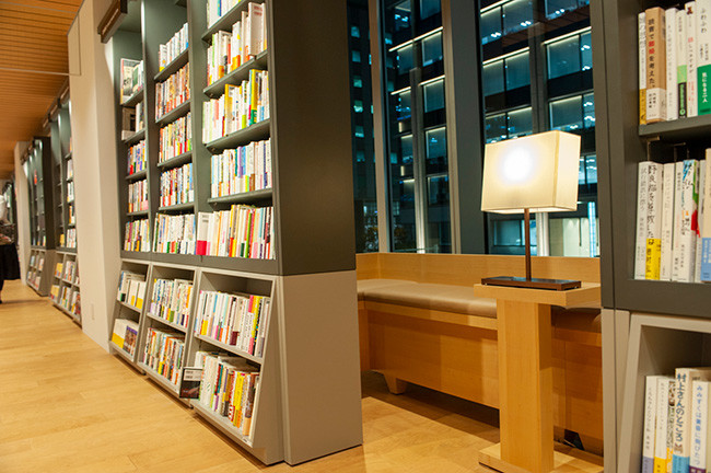 ↑店内には本が読めるスペースが多数用意されている。日本橋の景色が見える本棚裏の読書スペースは、隠れ家気分が楽しめる