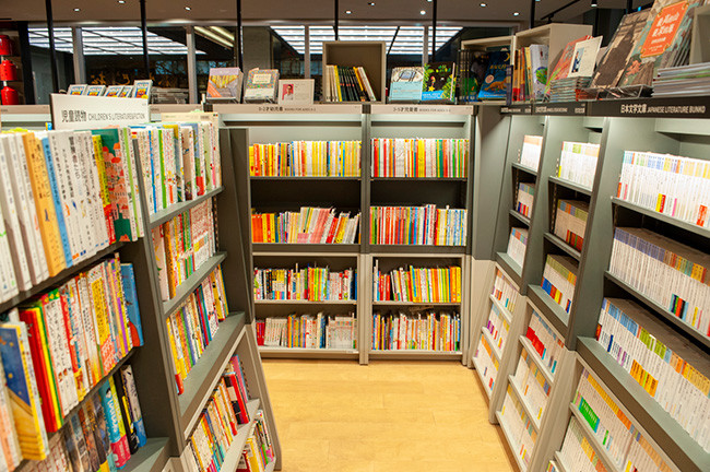 ↑児童書コーナーの隣に突如現れる時代小説の棚
