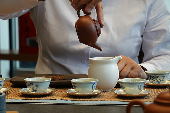 ↑お湯の温度や空気の含ませ方などをコントロールする茶師はまさにお茶のプロフェッショナル。淹れ方ひとつで味わいも大きく変わる