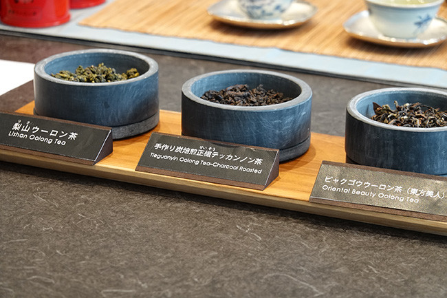 ↑高山ウーロン茶は茶葉が採れる畑の標高によっても香りが味わいが異なり、高い場所で採れるほど値段も高くなるそうだ