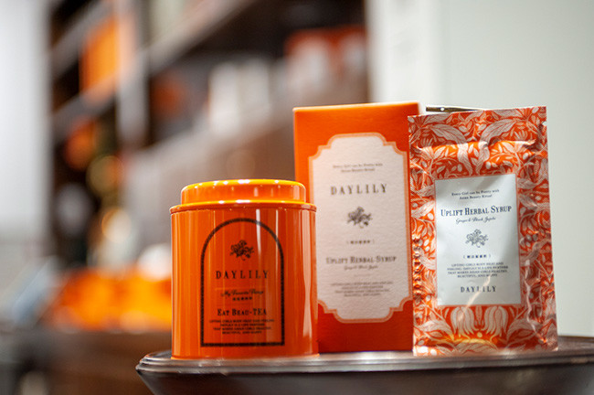 ↑漢方や薬膳に用いられる素材を使ったお茶「EAT BEAU-TEA」。ナツメや龍眼などが入っていて、お茶を飲んだあとに食べられる
