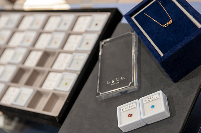 ↑1973年創業のジュエリーメーカーが工房併設型の店舗「L&Co.」をプロデュース。職人が常駐し、ジュエリーの製造工程を体験できる