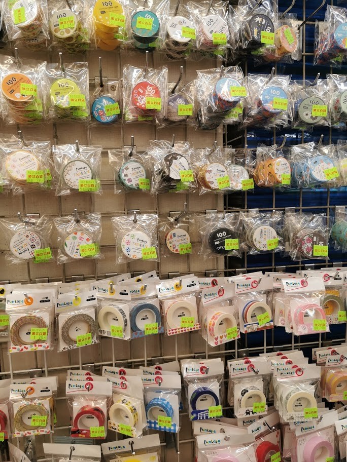 ↑壁面にズラリと並ぶ「Funtape TAIWAN」のマスキングテープ