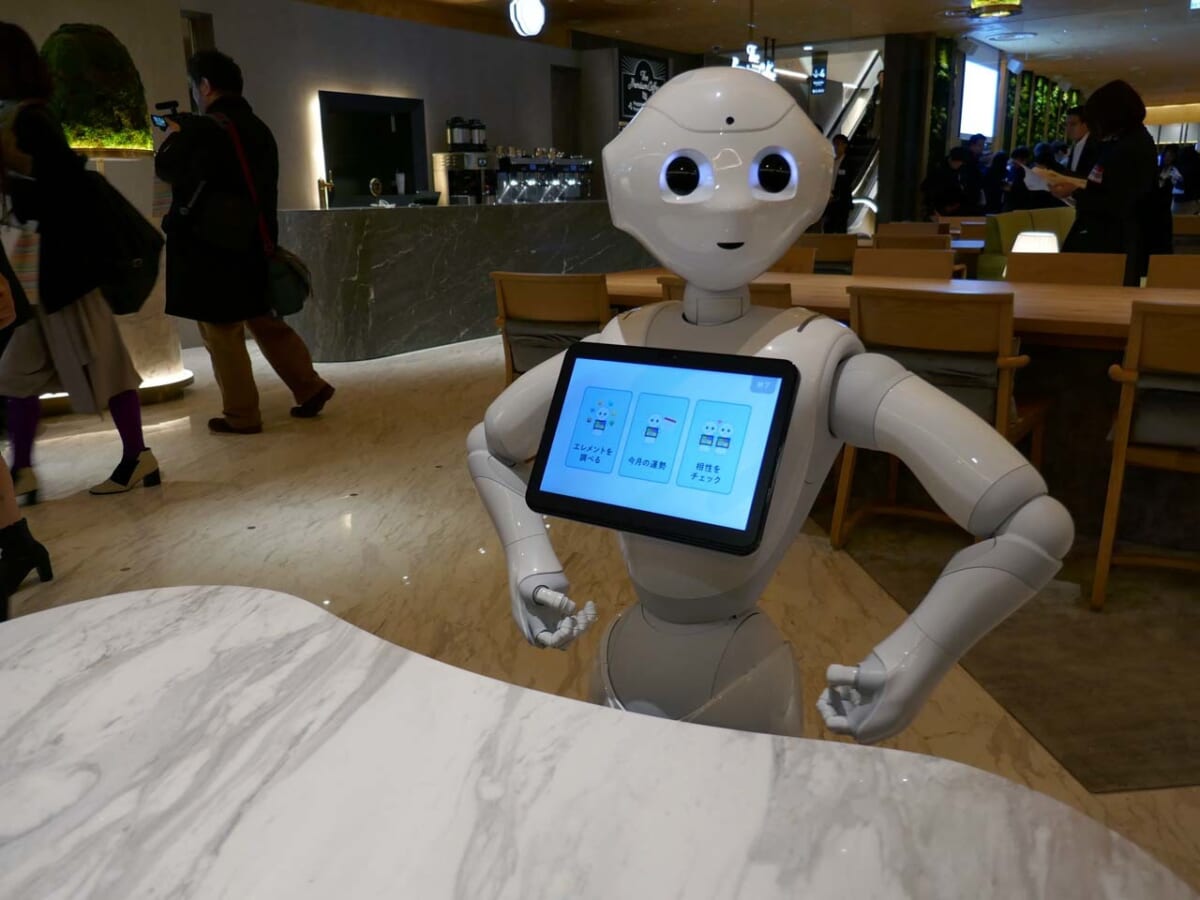 渋谷に新名所。接客ロボットが揃う「Pepper PARLOR」が東急プラザ渋谷にオープン