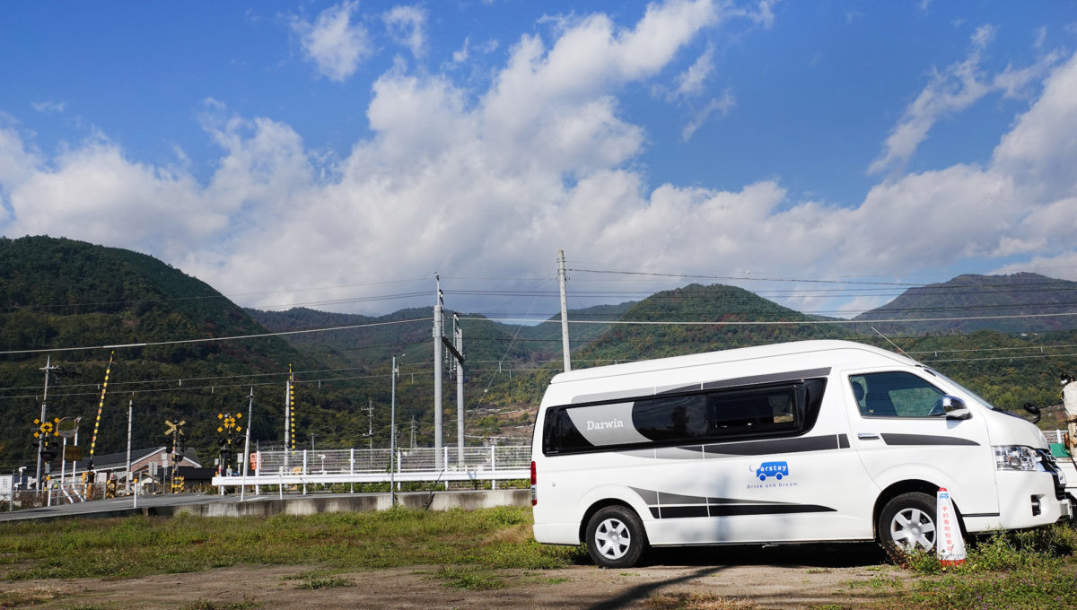 憧れの“車中泊の旅”を手軽に! バンシェアサービスで「バンコン」を借り、聖地巡礼しながら仕事してみた