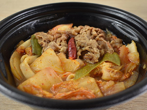 陳建一監修のピリ辛メニュー！ 牛肉がたっぷり入った吉野家の「麻辣牛鍋膳」