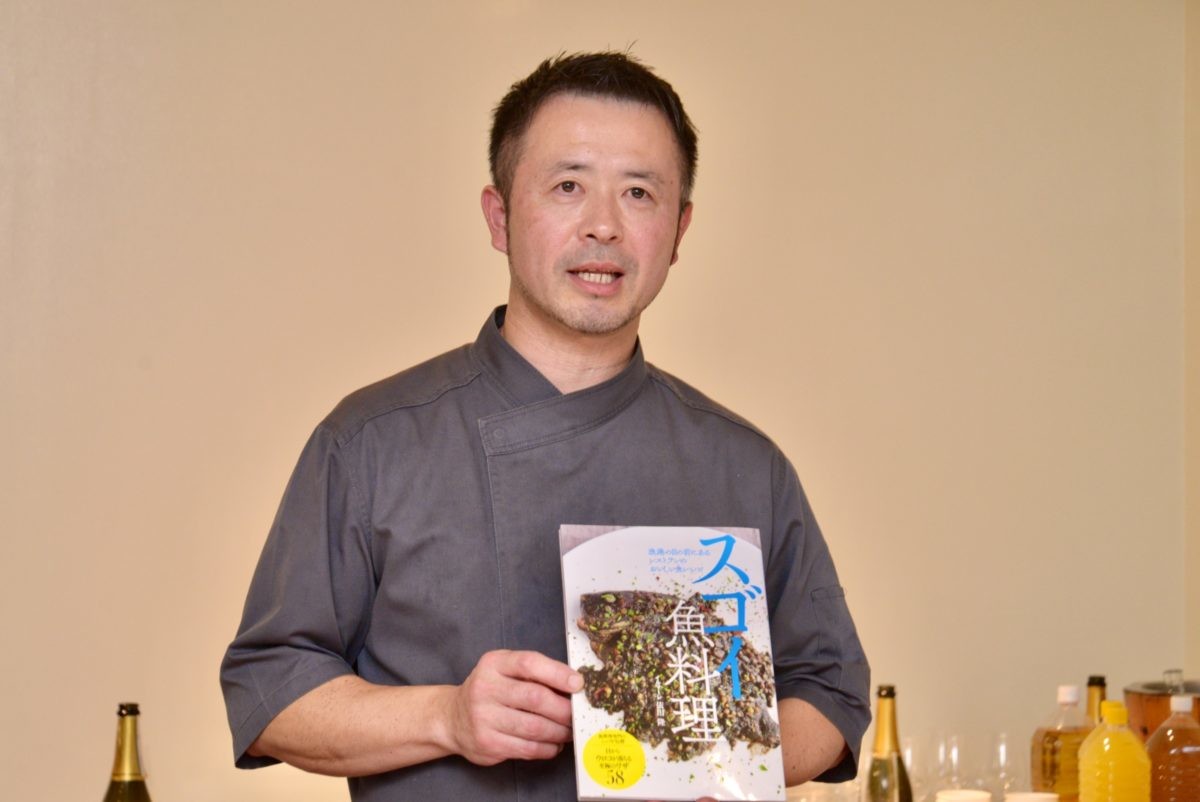 ↑著者の依田隆シェフ。手にしているのが同書