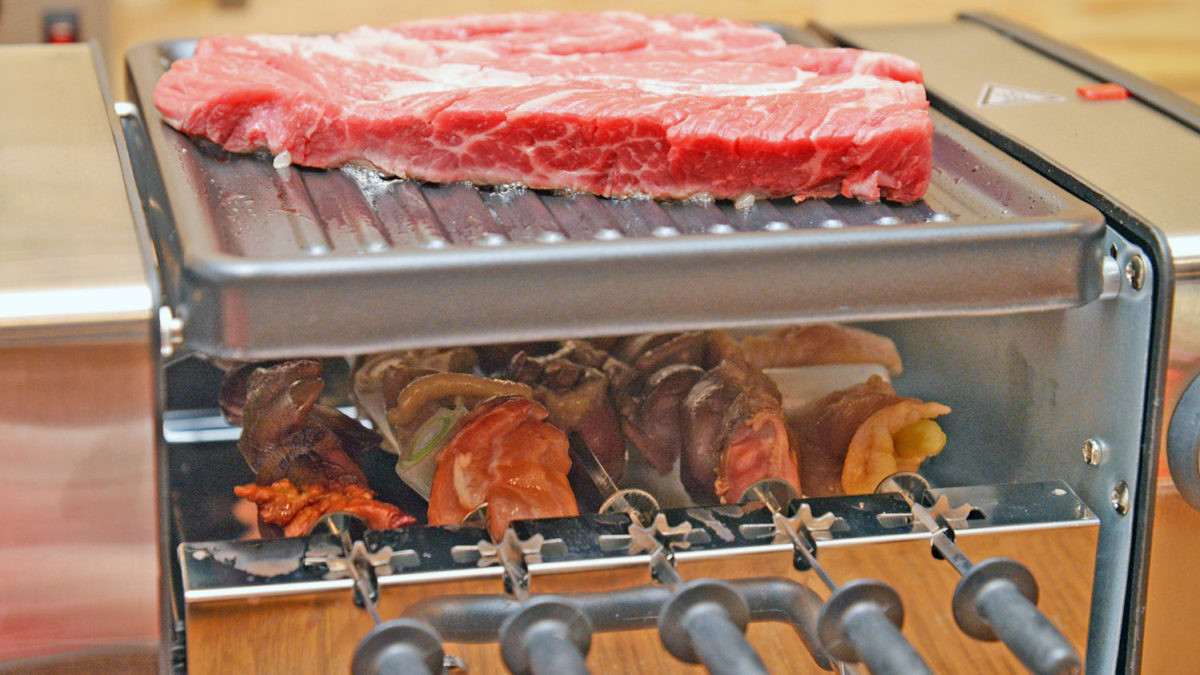 焼肉＆焼き鳥の「同時焼き家電」に実用性はあるか? 肉食系の夢が詰まったサンコー「焼き物大将」を検証!
