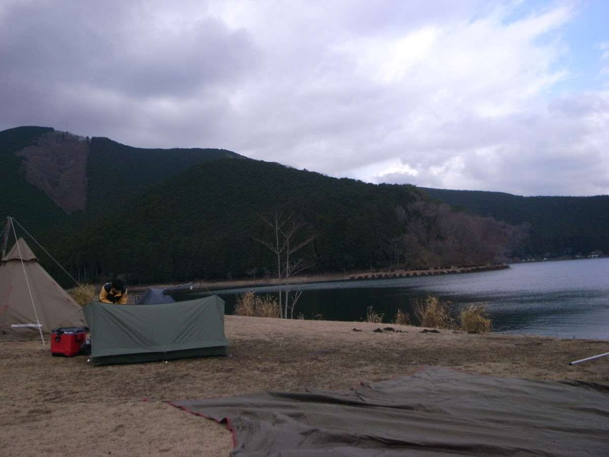 ↑湖に面した平地は人気のため激戦区。ロケーションを重視するなら斜面対策を忘れずに!