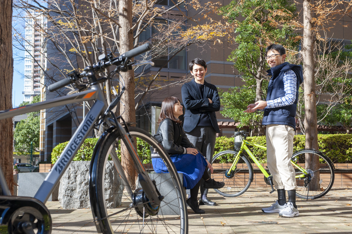 話題の電動クロスバイク「TB1e」を編集部員3人が通勤自転車として乗り倒したらどうだった？
