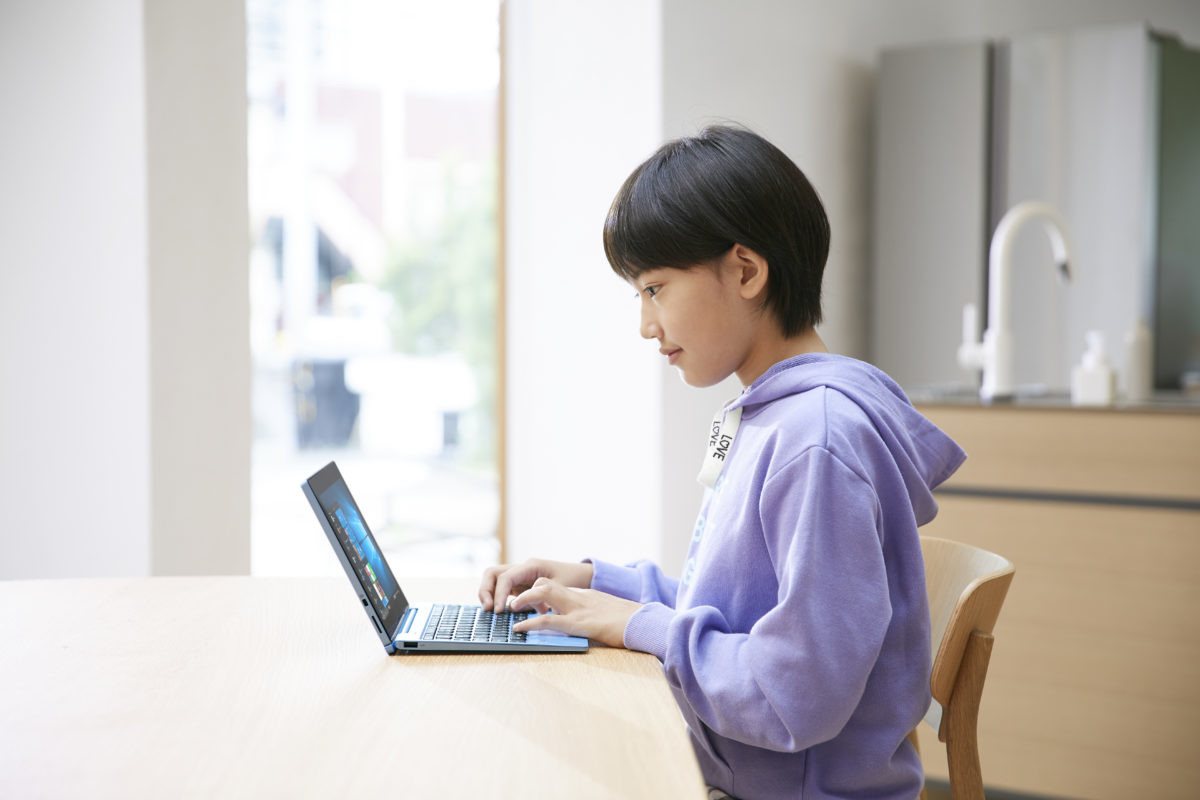 これなら子どもでも気軽に開けそう！ 653gの小学生向け2in1ノートPC「LAVIE First Mobile」