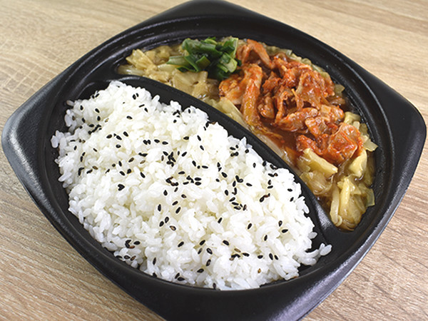 豚キムチ界の王座に君臨!? 肉と野菜をたっぷり味わえるローソンの「旨辛仕立て！ 豚キムチ炒め弁当」