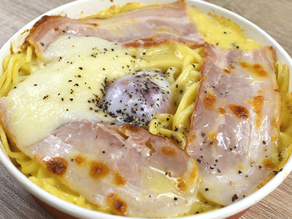 まさに罪の味!? カルボナーラ好きを唸らせる超濃厚なセブンの「大盛り！ スパグラタンカルボナーラ」