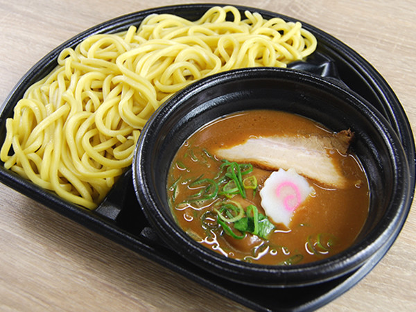 つけ麺好きから大絶賛！ 濃厚なのに後味スッキリのファミリーマート「魚介豚骨つけ麺」