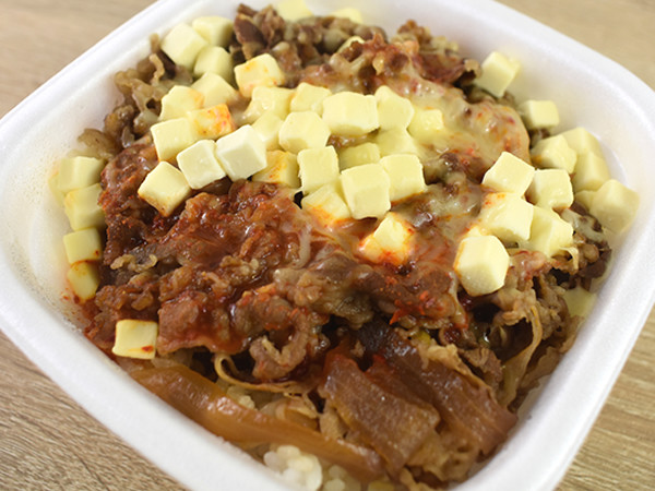 チーズとアラビアータの出会いが情熱的すぎ!? すき家の新商品「クリームチーズアラビアータ牛丼」