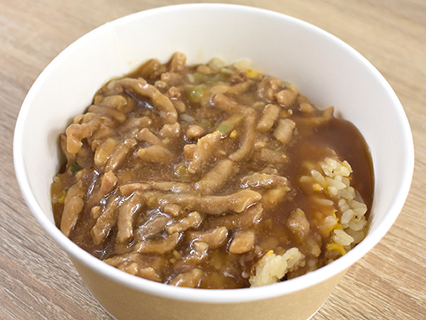 肉あんの海に溺れそう… こだわりの玉子が超甘いセブンの「肉あんかけチャーハン」