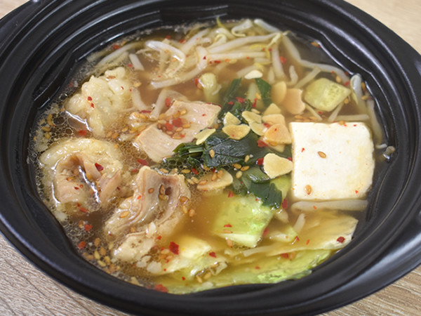 鍋のお汁は“にんにくスープ”!? 超プニプニのもつを味わえるファミマの「牛もつ鍋」