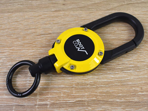 スマホを吊るしてもリールが伸びない！ マグネット内蔵のリールつきキーホルダー「MAG REEL 360」レビュー