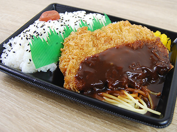 名古屋名物がファミマに到来！ 味噌だれの甘さが半端じゃない「味噌カツ弁当」