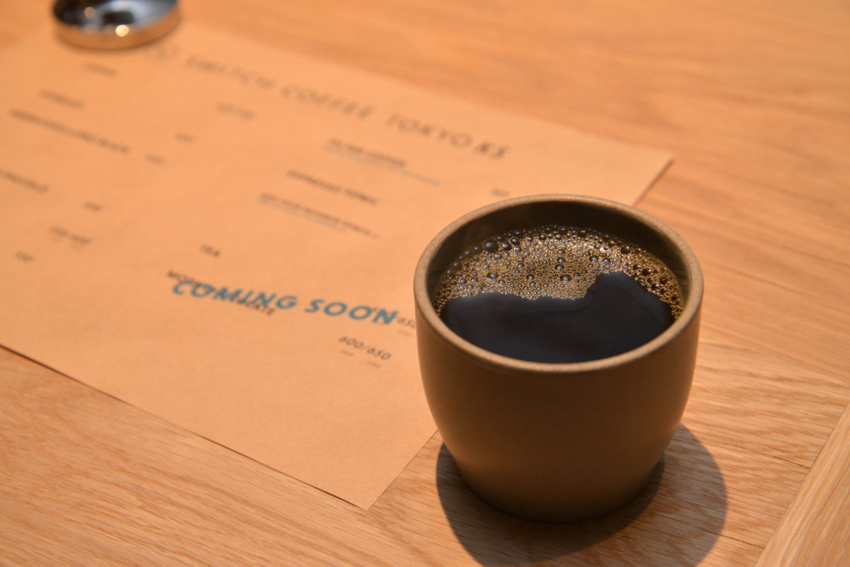 ↑コーヒーはホット450円、アイス500円で提供。ティーやチョコレートドリンクは、取材時点では「COMING SOON」となっていた