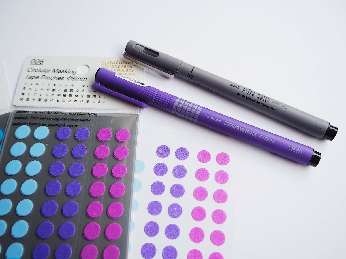 ↑書き込みに使うのはパイロット「油性ドローイングペン/0.05mm」(200円・税別)