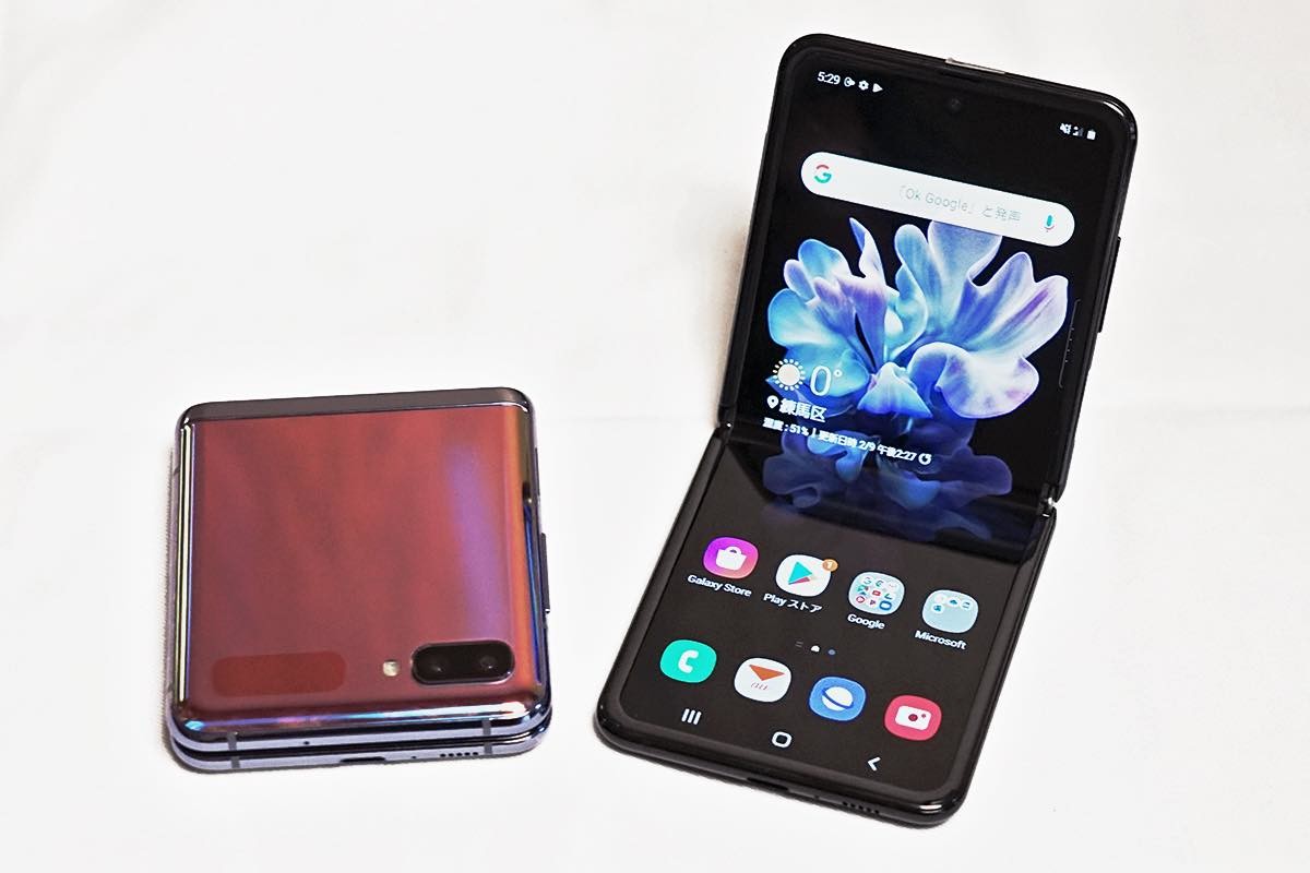 縦折りスマホ「Galaxy Z Flip」をパタパタしてきた。手に収まるコンパクトさの“古くて新しい”良スマホだった