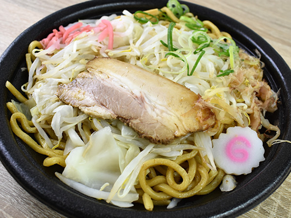 ラーメンと焼きそばのいいとこどり！ 全粒粉入りの中華麺が超モッチリしたファミマの「魚介とんこつ焼ラーメン」