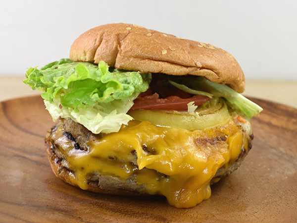 ハンバーガーの常識が覆る!? 肉汁がドバドバ溢れ出す「クラシックWWバーガー」（フレッシュネスバーガー）