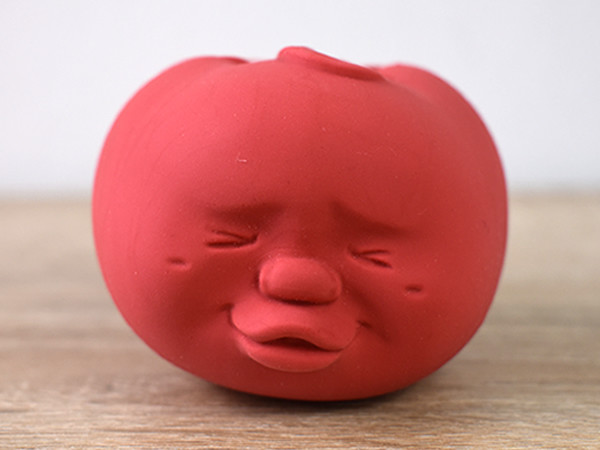 無意識のうちに触ってしまう… 人面トマトに癒されるフィジェットトイ「CAOMARU Tomato」レビュー