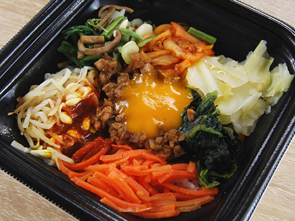 モチモチ×プチプチ＝最高！ ローソンの「もちプチ食感！ 鶏そぼろと春野菜のビビンパ丼」が旨い！