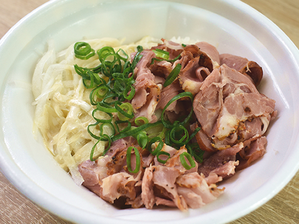 ニューヨークの定番・パストラミがすき家に上陸！「ニューヨークポーク丼」に食欲が止まらない