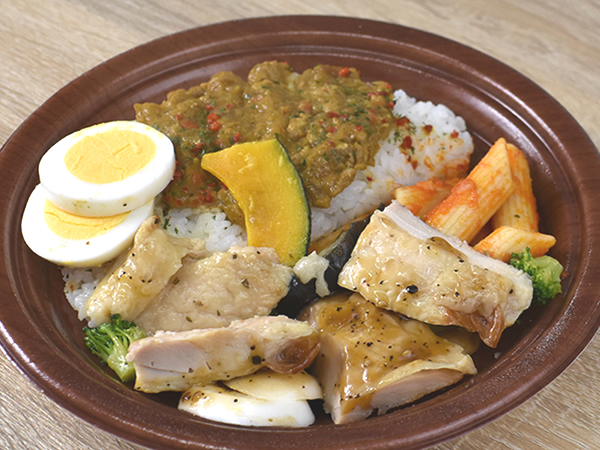 カレー＋αの「ソリューション」が素晴らしい! ファミマの「キーマカレー＆グリルチキンプレート」が食べても食べても飽きない