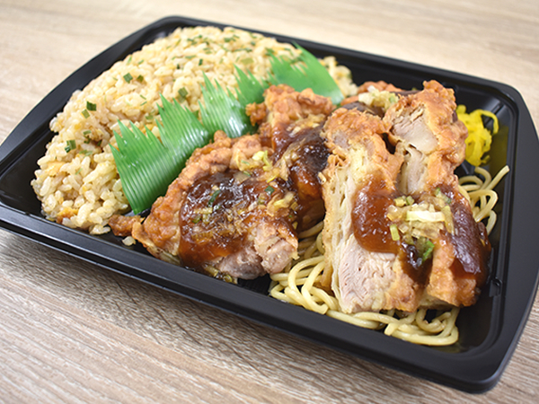 山盛りチャーハンにデカめの油淋鶏！ ファミマ「炒飯＆油淋鶏弁当」で中華の定番を味わい尽くす