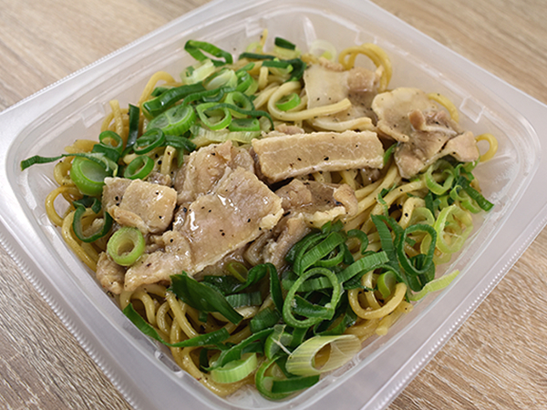 セブンの「肉盛り！ もっちり麺のネギ塩焼そば」でソース派が塩派になるかもしれない…