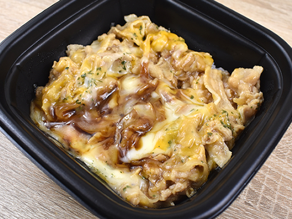 3種のチーズがびよ～ん！ ファミマの「とろーり3種チーズの豚丼」にノックアウト!!