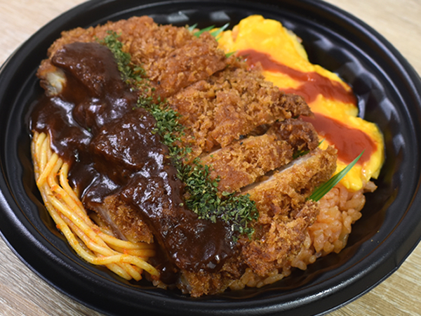 大人気の洋風メニューが丼ぶりに集結！ 大人から子どもまでパクパク食べられるファミマの「オムライス＆デミチキンカツ丼」