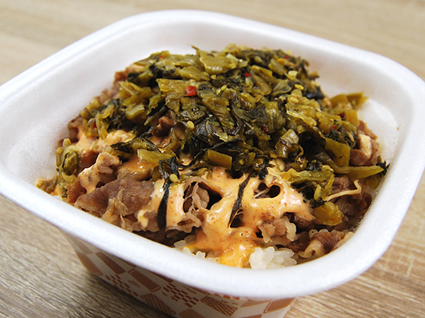 明太マヨ×牛肉の背徳感がハンパない… スパイシーな風味に仕上がったすき家の「高菜明太マヨ牛丼」