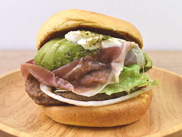 アボカドとプロシュートのマリアージュが絶品！ 新鮮な野菜がたっぷり入ったフレッシュネスバーガーの「アボカド生ハムバーガー」