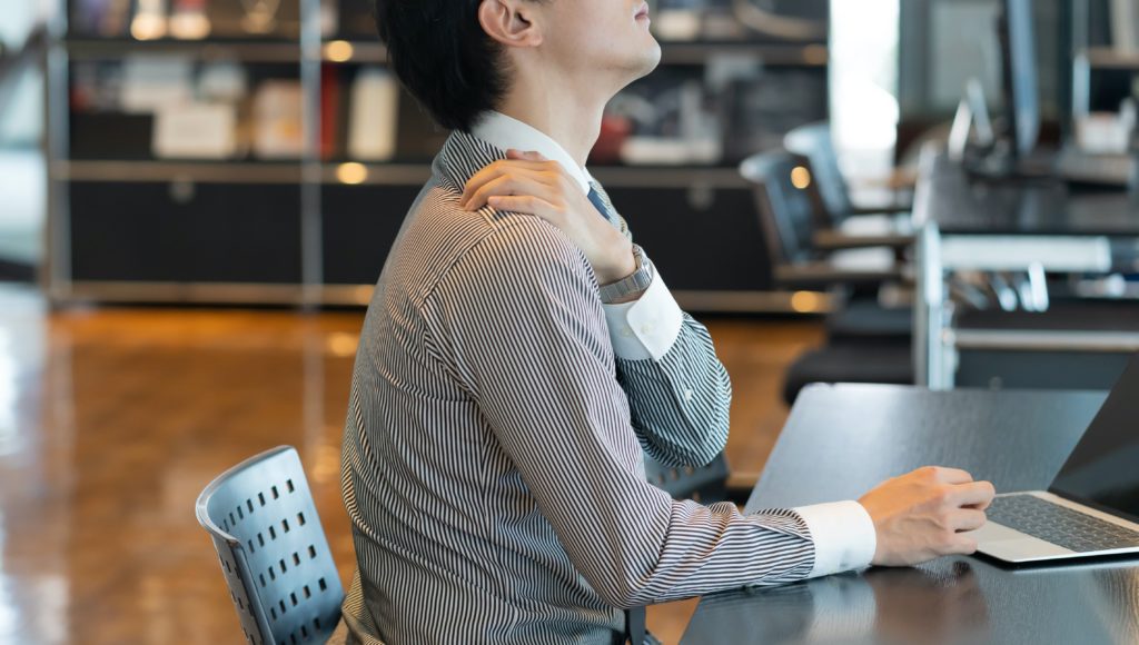 慢性的な痛みに悩む人へ！つらい「肩こり」から解放される方法