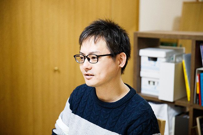 ↑甲斐祐樹さん。大手電機メーカーを経て、IT系メディアのウェブニュース記者として活躍。ブロードバンド時代からインターネットにつながる家電について取材を重ねるなど、IoT製品や技術について造詣が深い。現在はハードウェアのベンチャー企業で役員を務める。妻と一児の三人家族