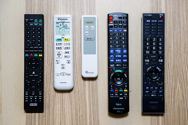 ↑スマートリモコンがあれば、家中の赤外線リモコンをまとめてスマートスピーカーに連携。現在、テレビ(「プレイステーション4」のリモコンも兼用)、レコーダ、エアコン、照明を置き換えています