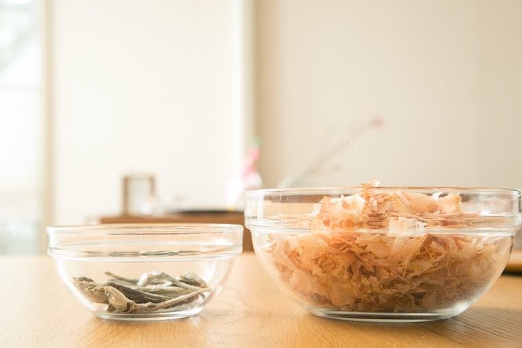 昆布・煮干し・鰹節のだしの取り方を徹底解説！ レンチンや水出しなど手軽な出汁取り方法も